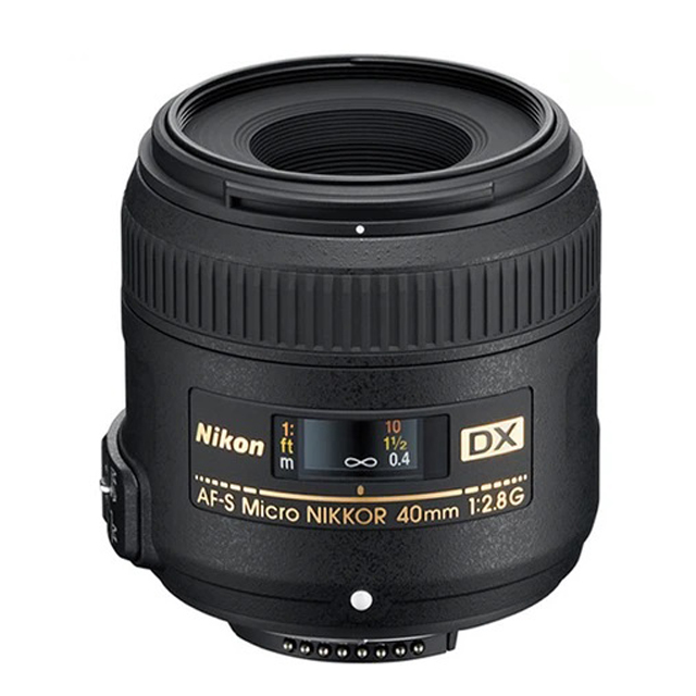 15271078569-s9f6b7fa368f746b88da6c57b4793787ej-jpg-640x640q90-jpg.jpg Lente Nikon AF-s Dx 40mm F/2.8g Nikkor Micro - Imagem 1